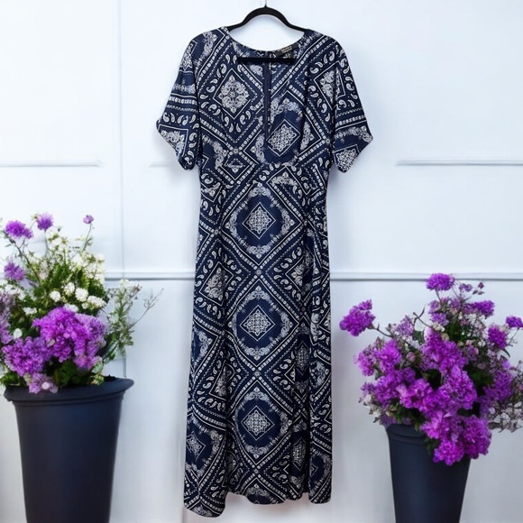Forever 21 Contemporary Navy & White Geometric Paisley/Floral Print Maxi Dress - Picture 1 of 16